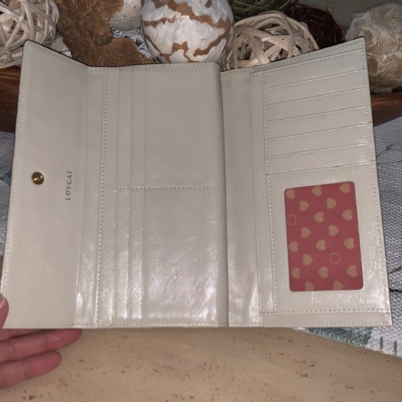 Lovcat Heart Wallet with Heart Clasp - Picture 3 of 9